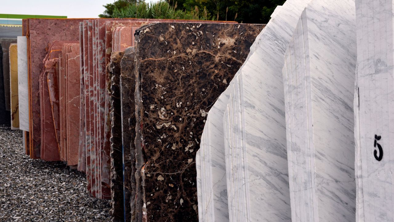 Chemia do kamienia – jaki impregnat wybrać do marmuru, granitu czy gresu