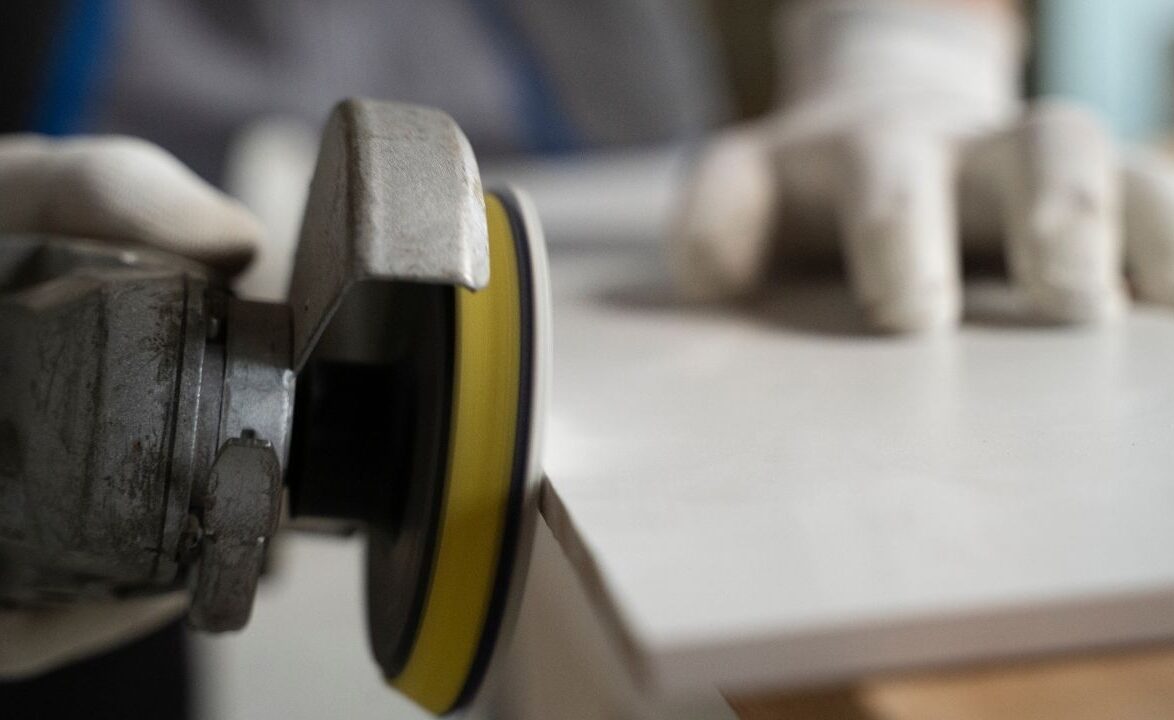 Cięcie gresu bez wyszczerbień – jak dobrać tarczę i technikę?