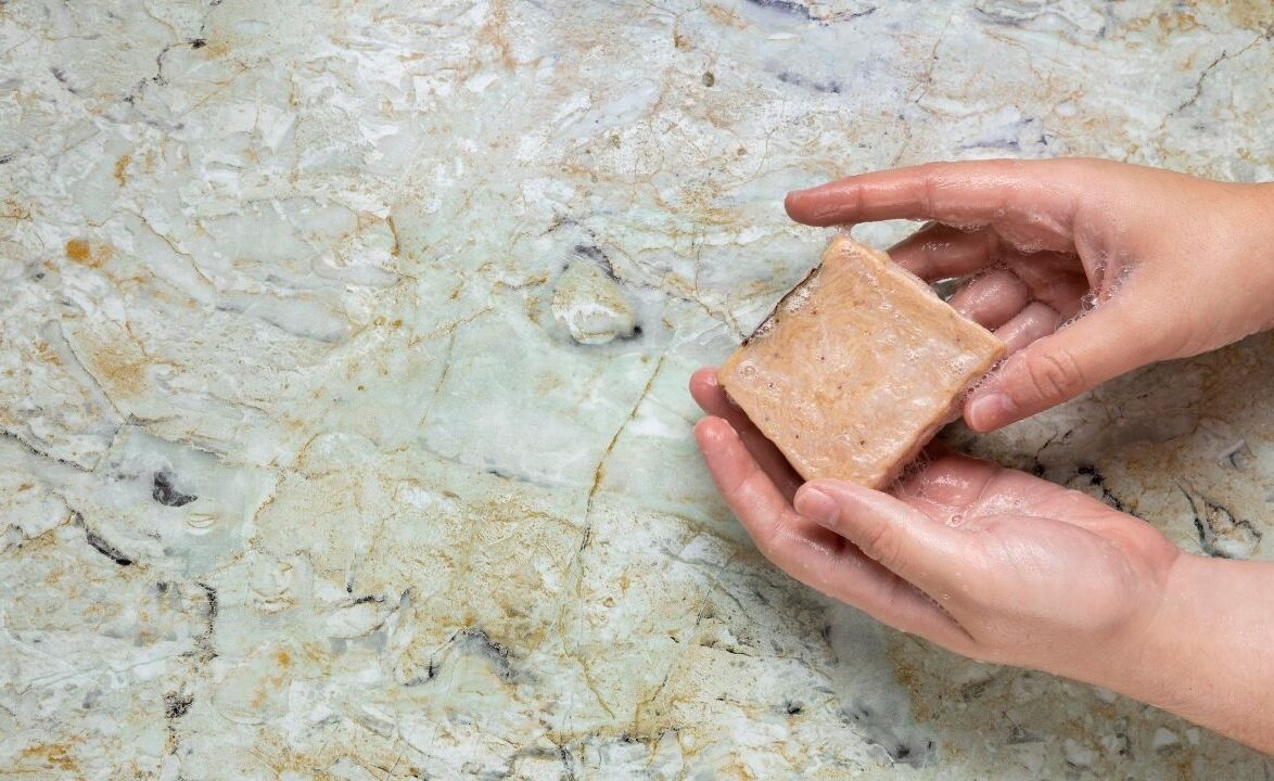 Jak czyścić kamień naturalny, żeby go nie zniszczyć? Najczęstsze błędy